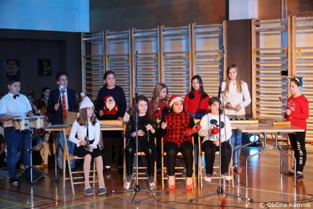 Miklavžev koncert na Osnovni šoli Toma Brejca napolnil telovadnico do zadnjega kotička (27)